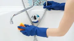 Pět triků pro zářivě čistou koupelnu bez agresivní chemie