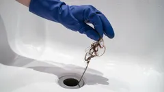 Rozhodně ne ocet se sodou: instalatér prozradil, jak nejlépe odstranit ucpané trubky v koupelně